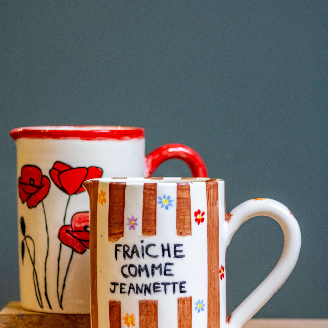 Tasse 'Fraiche comme Jeannette' et fleurs