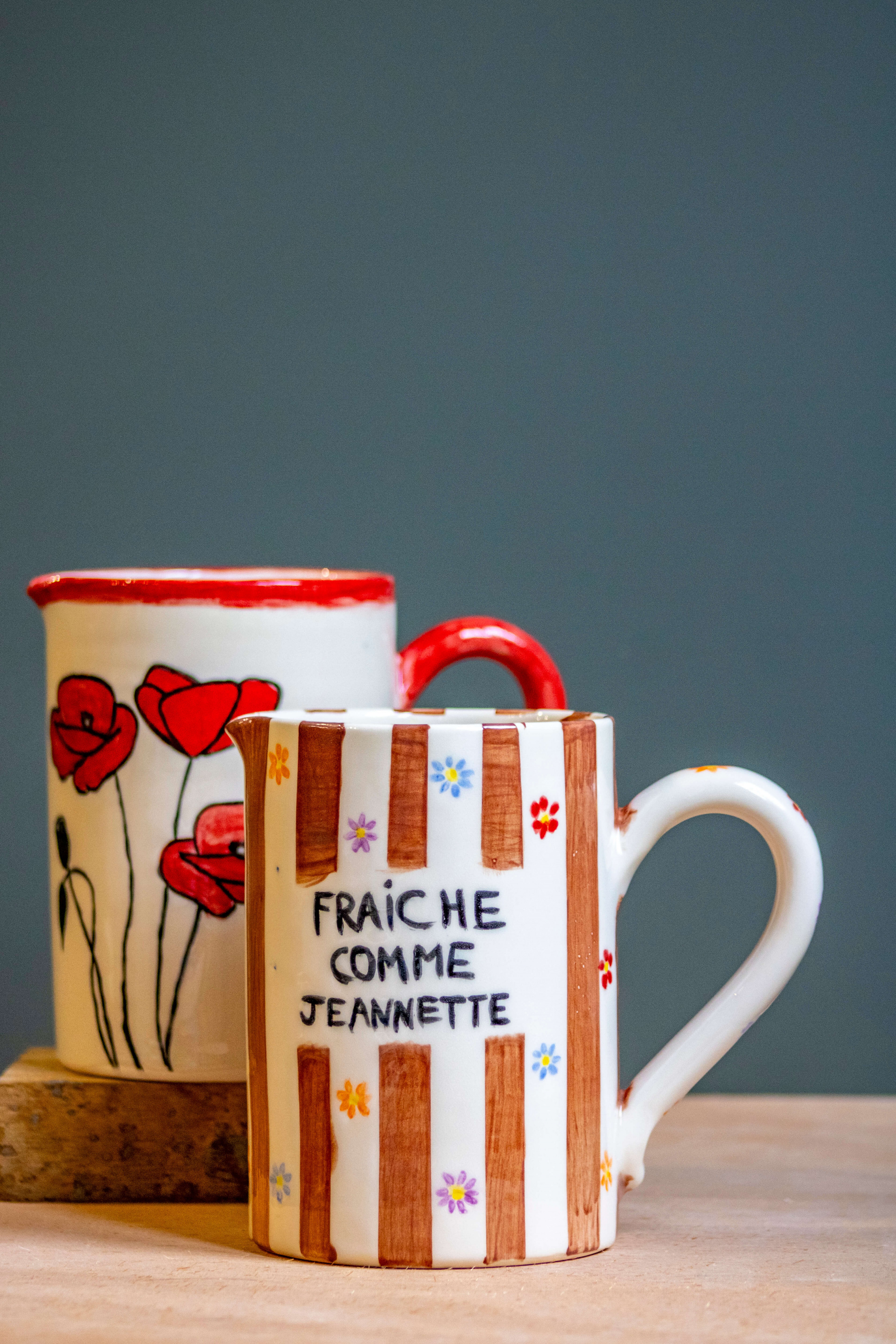 Tasse 'Fraiche comme Jeannette' et fleurs