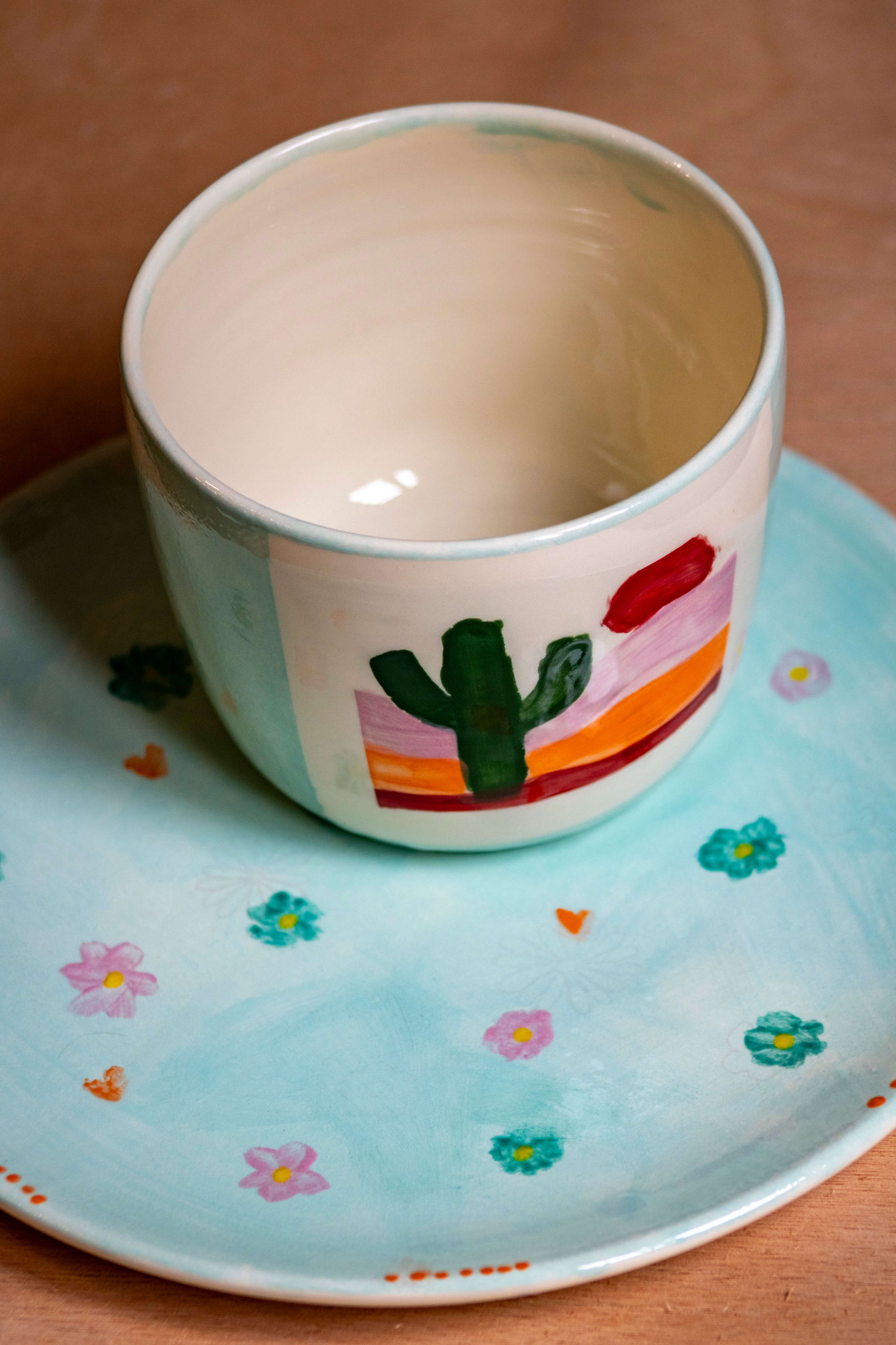 Tasse et assieste peinte sur thème cactus